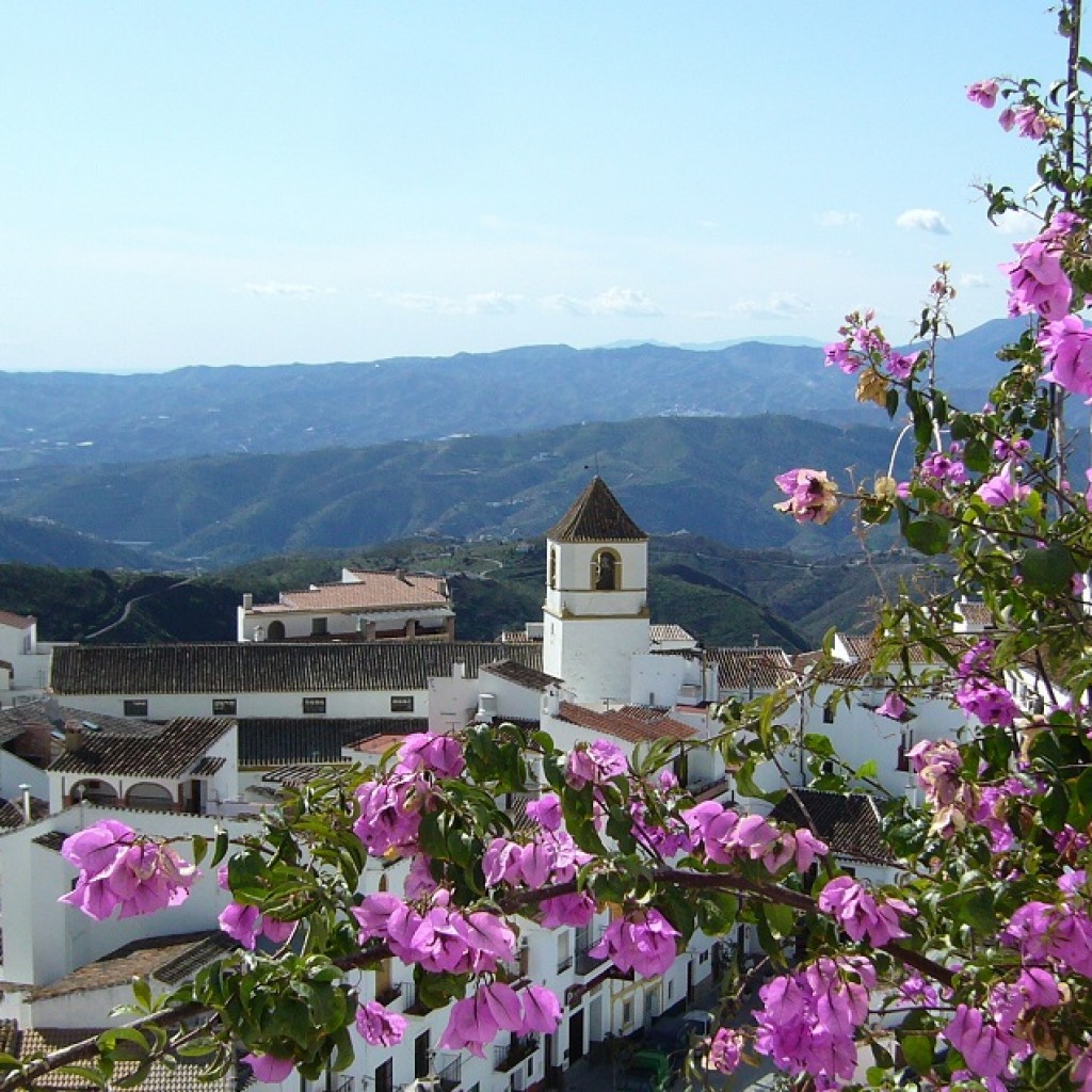 Vista a un pueblo de la Costa del Sol y Buganvilla