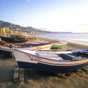 Fuengirola Playa con barcas de pesca